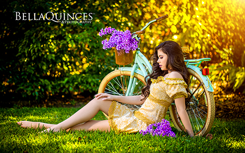 bella-quinces-villa-blanca-quinces-photo-bicicleta